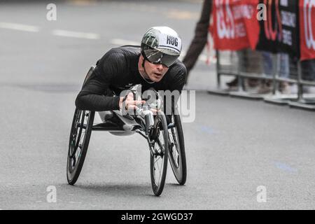 Londra, Regno Unito. 03 ottobre 2021. Marcel Hug, Svizzera, vincitore della gara di carrozzella maschile d'élite, al Mile 19 a Canary Wharf. Dopo un'assenza di 2 anni, la Maratona di Londra Virgin Money torna al suo corso tradizionale da Blackheath al Mall. Si tratta della maratona più grande mai messa in scena, con oltre 40,000 partecipanti, e un numero simile che completa la maratona virtuale su un percorso a loro scelta simultaneamente. Credit: Imagplotter/Alamy Live News Foto Stock