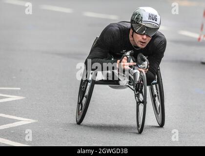 Londra, Regno Unito. 03 ottobre 2021. Marcel Hug, Svizzera, vincitore della gara di carrozzella maschile d'élite, al Mile 19 a Canary Wharf. Dopo un'assenza di 2 anni, la Maratona di Londra Virgin Money torna al suo corso tradizionale da Blackheath al Mall. Si tratta della maratona più grande mai messa in scena, con oltre 40,000 partecipanti, e un numero simile che completa la maratona virtuale su un percorso a loro scelta simultaneamente. Credit: Imagplotter/Alamy Live News Foto Stock