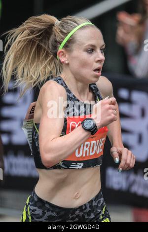 Londra, Regno Unito. 03 ottobre 2021. Il corridore britannico Charlotte Purdue, che ha eseguito il suo meglio personale e ha finito al decimo posto, al Mile 19 a Canary Wharf. Dopo un'assenza di 2 anni, la Maratona di Londra Virgin Money torna al suo corso tradizionale da Blackheath al Mall. Si tratta della maratona più grande mai messa in scena, con oltre 40,000 partecipanti, e un numero simile che completa la maratona virtuale su un percorso a loro scelta simultaneamente. Credit: Imagplotter/Alamy Live News Foto Stock