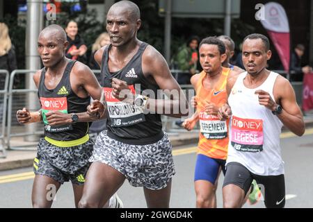 Londra, Regno Unito. 03 ottobre 2021. Vincent Kipchumba, KE, guida il gruppo di élite maschile al Mile 19 a Canary Wharf e poi finisce secondo. Dopo un'assenza di 2 anni, la Maratona di Londra Virgin Money torna al suo corso tradizionale da Blackheath al Mall. Si tratta della maratona più grande mai messa in scena, con oltre 40,000 partecipanti, e un numero simile che completa la maratona virtuale su un percorso a loro scelta simultaneamente. Credit: Imagplotter/Alamy Live News Foto Stock