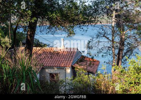 Casa del pescatore sulla Costa Azzurra. Questa piccola casa si trova a pochi metri dalla riva del Mar Mediterraneo. Foto Stock