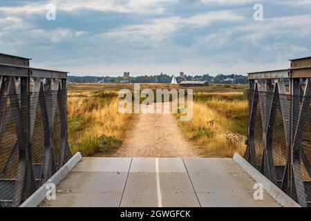 Orford dal Bailey Bridge sulla Orfortness National Nature Reserve, Suffolk, Inghilterra Foto Stock