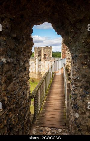 La passerella di battaglia del Castello di Framlingham dall'interno di una delle Torri, Suffolk, Inghilterra Foto Stock