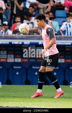 SPAGNA, CALCIO, LA LIGA SANTANDER, RCDE VS REAL MADRID CF. RCD Espanyol player (07) Wu Lei si riscalda durante la partita la Liga Santander tra RCD Espanyol e Real Madrid CF nello stadio RCDE, Cornellà, Spagna, il 3 ottobre 2021. © Joan Gosa 2021. Credit: Joan Gosa Badia/Alamy Live News Credit: Joan Gosa Badia/Alamy Live News Foto Stock