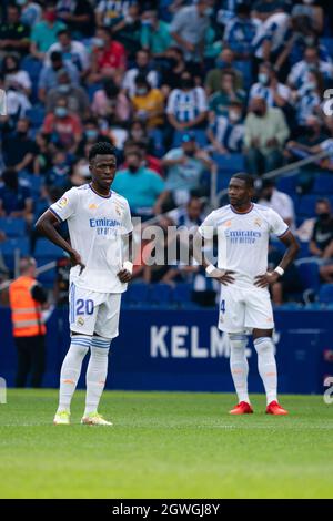 SPAGNA, CALCIO, LA LIGA SANTANDER, RCDE VS REAL MADRID CF. Real Madrid CF giocatori (20) Vinicius Jr. E (04) Alaba dopo aver ricevuto la partitura di RCD Espanyol durante la Liga Santander partita tra RCD Espanyol e Real Madrid CF in RCDE Stadium, Cornellà, Spagna, il 3 ottobre 2021. © Joan Gosa 2021. Credit: Joan Gosa Badia/Alamy Live News Foto Stock