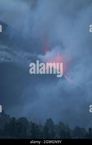 2021 Cumbre Vieja eruzione vulcanica (vista al mattino) sull'isola di la Palma, una delle Isole Canarie, governata dalla Spagna. L'eruzione del 30 settembre Foto Stock