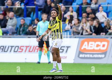 ARNHEM, PAESI BASSI - 3 OTTOBRE: Lois Openda di Vitesse festeggia il suo secondo traguardo durante la partita olandese Erevisione tra Vitesse e Feyenoord a Gelredome il 3 ottobre 2021 ad Arnhem, Paesi Bassi (Foto di Marcel ter Bals/Orange Pictures) Foto Stock