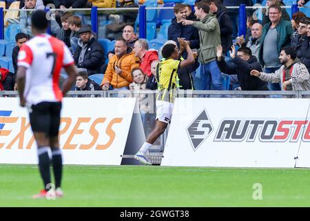 ARNHEM, PAESI BASSI - 3 OTTOBRE: Lois Openda di Vitesse festeggia il suo secondo traguardo durante la partita olandese Erevisione tra Vitesse e Feyenoord a Gelredome il 3 ottobre 2021 ad Arnhem, Paesi Bassi (Foto di Marcel ter Bals/Orange Pictures) Foto Stock