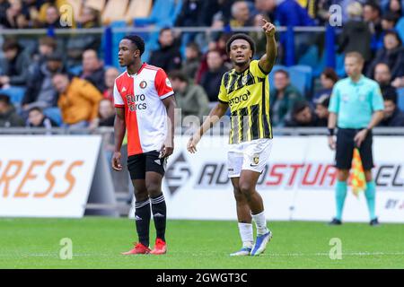 ARNHEM, PAESI BASSI - 3 OTTOBRE: Lois Openda di Vitesse festeggia il suo secondo traguardo durante la partita olandese Erevisione tra Vitesse e Feyenoord a Gelredome il 3 ottobre 2021 ad Arnhem, Paesi Bassi (Foto di Marcel ter Bals/Orange Pictures) Foto Stock