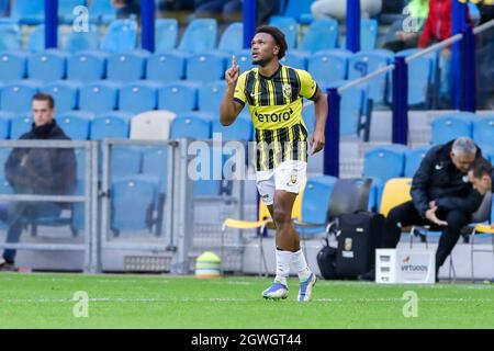 ARNHEM, PAESI BASSI - 3 OTTOBRE: Lois Openda di Vitesse festeggia il suo secondo traguardo durante la partita olandese Erevisione tra Vitesse e Feyenoord a Gelredome il 3 ottobre 2021 ad Arnhem, Paesi Bassi (Foto di Marcel ter Bals/Orange Pictures) Foto Stock