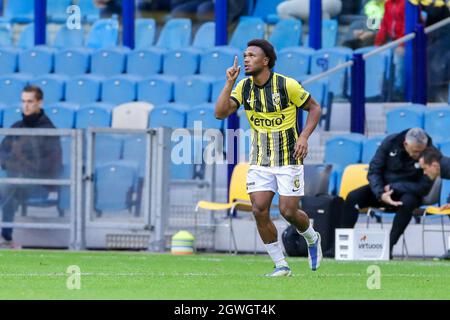 ARNHEM, PAESI BASSI - 3 OTTOBRE: Lois Openda di Vitesse festeggia il suo secondo traguardo durante la partita olandese Erevisione tra Vitesse e Feyenoord a Gelredome il 3 ottobre 2021 ad Arnhem, Paesi Bassi (Foto di Marcel ter Bals/Orange Pictures) Foto Stock