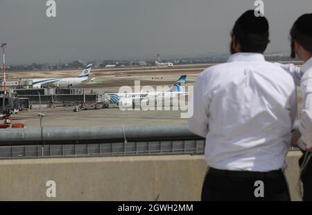 Tel Aviv. 3 ottobre 2021. La gente guarda come un volo della nave ammiraglia egiziana EgyptAir atterra all'aeroporto ben Gurion fuori Tel Aviv, Israele il 3 ottobre 2021. Un primo volo commerciale della nave ammiraglia egiziana EgyptAir è atterrato in Israele domenica dopo il decollo dal Cairo, secondo un rapporto di Kan TV, di proprietà dello stato di Israele notizie. Credit: Gil Cohen Magen/Xinhua/Alamy Live News Foto Stock