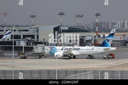 Tel Aviv. 3 ottobre 2021. Un volo della nave ammiraglia egiziana EgyptAir atterra all'aeroporto ben Gurion fuori Tel Aviv, Israele il 3 ottobre 2021. Un primo volo commerciale della nave ammiraglia egiziana EgyptAir è atterrato in Israele domenica dopo il decollo dal Cairo, secondo un rapporto di Kan TV, di proprietà dello stato di Israele notizie. Credit: Gil Cohen Magen/Xinhua/Alamy Live News Foto Stock