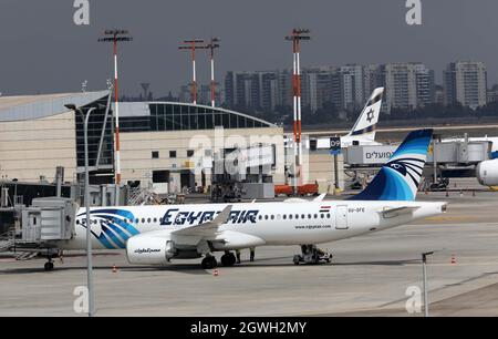 Tel Aviv. 3 ottobre 2021. Un volo della nave ammiraglia egiziana EgyptAir atterra all'aeroporto ben Gurion fuori Tel Aviv, Israele il 3 ottobre 2021. Un primo volo commerciale della nave ammiraglia egiziana EgyptAir è atterrato in Israele domenica dopo il decollo dal Cairo, secondo un rapporto di Kan TV, di proprietà dello stato di Israele notizie. Credit: Gil Cohen Magen/Xinhua/Alamy Live News Foto Stock