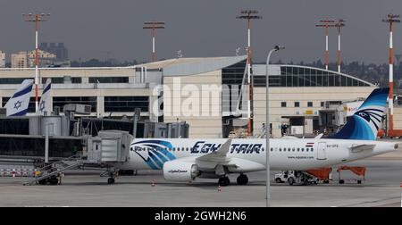 Tel Aviv. 3 ottobre 2021. Un volo della nave ammiraglia egiziana EgyptAir atterra all'aeroporto ben Gurion fuori Tel Aviv, Israele il 3 ottobre 2021. Un primo volo commerciale della nave ammiraglia egiziana EgyptAir è atterrato in Israele domenica dopo il decollo dal Cairo, secondo un rapporto di Kan TV, di proprietà dello stato di Israele notizie. Credit: Gil Cohen Magen/Xinhua/Alamy Live News Foto Stock