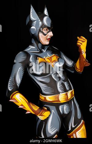 GEEK ART - Bodypainting and Transformaking: Batgirl comic photographing with Janina in a spray comic setting by Enrico Lein at Studio Düsterwald in Hameln il 27 settembre 2021 - un progetto del fotografo Tschiponnique Skupin e del bodypainter Enrico Lein