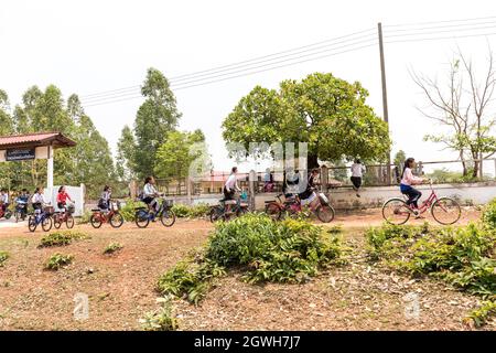 Scolari che lasciano la scuola in bicicletta, Pakse, Laos Foto Stock