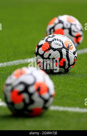 Londra, Regno Unito. 03 ottobre 2021. I palloni da calcio sono visibili in campo prima del calcio d'inizio. Premier League Match, Tottenham Hotspur v Aston Villa al Tottenham Hotspur Stadium di Londra domenica 3 ottobre 2021. Questa immagine può essere utilizzata solo a scopo editoriale. Solo per uso editoriale, licenza richiesta per uso commerciale. Nessun uso in scommesse, giochi o un singolo club/campionato/player pubblicazioni. pic di Steffan Bowen/Andrew Orchard sport fotografia/Alamy Live news credito: Andrew Orchard sport fotografia/Alamy Live News Foto Stock