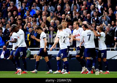 Londra, Regno Unito. 03 ottobre 2021. Pierre-Emille Hojbjerg di Tottenham Hotspur festeggia con i compagni di squadra dopo aver segnato il suo primo goal team. Premier League Match, Tottenham Hotspur v Aston Villa al Tottenham Hotspur Stadium di Londra domenica 3 ottobre 2021. Questa immagine può essere utilizzata solo a scopo editoriale. Solo per uso editoriale, licenza richiesta per uso commerciale. Nessun uso in scommesse, giochi o un singolo club/campionato/player pubblicazioni. pic di Steffan Bowen/Andrew Orchard sport fotografia/Alamy Live news credito: Andrew Orchard sport fotografia/Alamy Live News Foto Stock