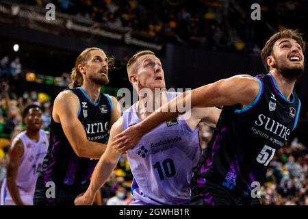 Bilbao, Paesi Baschi, SPAGNA. 3 ottobre 2021. Giocatori in attesa del rimbalzo durante la partita Liga ACB tra Surne Bilbao Basket e FC Barcelona presso Miribilla Bilbao Arena. (Credit Image: © Edu del Fresno/ZUMA Press Wire) Foto Stock