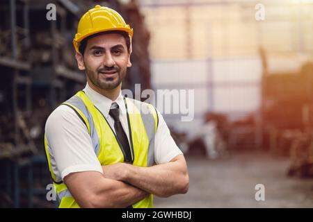Ritratto ispanico latino maschio ingegnere lavoratore di fabbrica personale in piedi sorriso guardando fotocamera con spazio per il testo Foto Stock