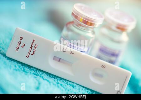 Kit di test autorapido dell'antigene Covid-19 con flacone di vaccino Covid per il rilevamento e il trattamento di Coronavirus. Foto Stock