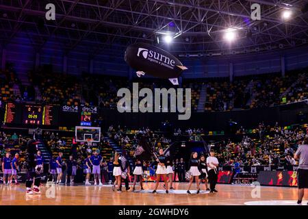 Bilbao, Paesi Baschi, SPAGNA. 3 ottobre 2021. Bilbao cheerleaders durante la partita Liga ACB tra Surne Bilbao Basket e FC Barcelona presso Miribilla Bilbao Arena. (Credit Image: © Edu del Fresno/ZUMA Press Wire) Foto Stock