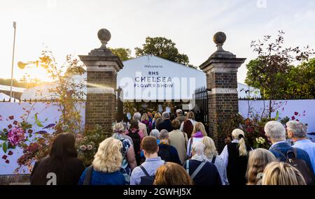 I visitatori si accodano al Garden Gate per partecipare al RHS Chelsea Flower Show, che si tiene nei terreni del Royal Hospital Chelsea, Londra SW3, settembre 2021 Foto Stock