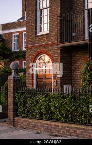 Casa di lusso sul lungofiume Hammersmith al tramonto, Hammersmith, Londra, Inghilterra, Regno Unito Foto Stock