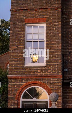 Casa di lusso sul lungofiume Hammersmith al tramonto, Hammersmith, Londra, Inghilterra, Regno Unito Foto Stock