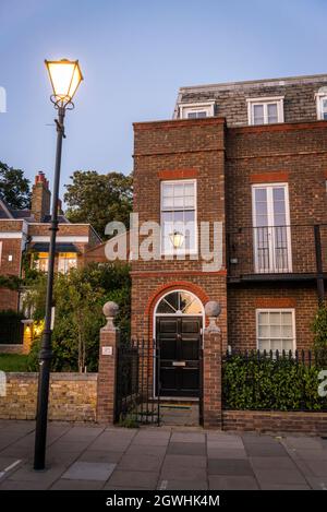 Casa di lusso sul lungofiume Hammersmith al tramonto, Hammersmith, Londra, Inghilterra, Regno Unito Foto Stock