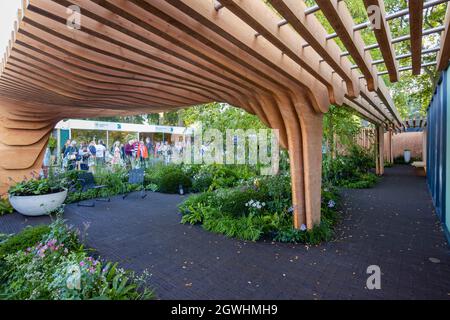 La medaglia d'argento vincitrice del Florence Nightingale Show Garden al RHS Chelsea Flower Show, Royal Hospital Chelsea, Londra SW3 nel settembre 2021 Foto Stock