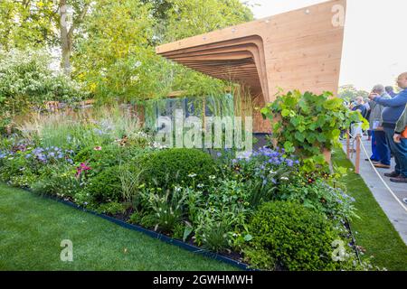 La medaglia d'argento vincitrice del Florence Nightingale Show Garden al RHS Chelsea Flower Show, Royal Hospital Chelsea, Londra SW3 nel settembre 2021 Foto Stock