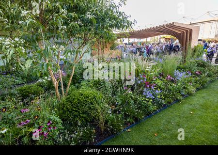 La medaglia d'argento vincitrice del Florence Nightingale Show Garden al RHS Chelsea Flower Show, Royal Hospital Chelsea, Londra SW3 nel settembre 2021 Foto Stock