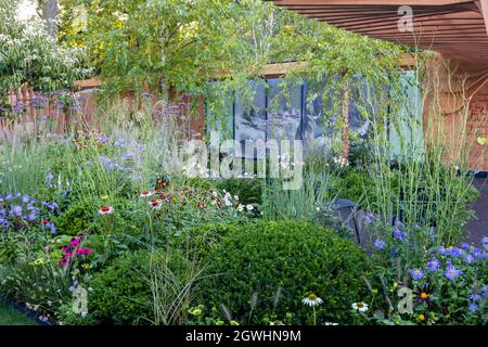 La medaglia d'argento vincitrice del Florence Nightingale Show Garden al RHS Chelsea Flower Show, Royal Hospital Chelsea, Londra SW3 nel settembre 2021 Foto Stock