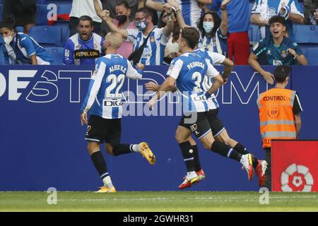 Cornella, Spagna. 03 ottobre 2021. Espanyol giocatori obiettivo di celebrazione durante, LaLiga Santander partita tra Espanyol e R. Madrid allo stadio RCDE di Cornella, Barcellona, Spagna. Credit: SPP Sport Press Photo. /Alamy Live News Foto Stock