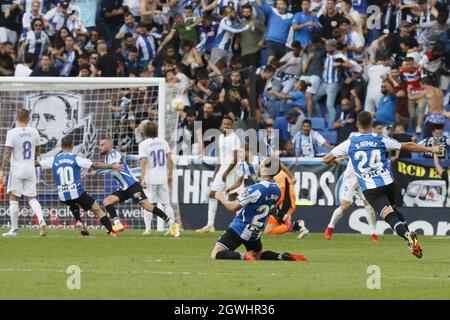 Cornella, Spagna. 03 ottobre 2021. Espanyol giocatori obiettivo di celebrazione durante, LaLiga Santander partita tra Espanyol e R. Madrid allo stadio RCDE di Cornella, Barcellona, Spagna. Credit: SPP Sport Press Photo. /Alamy Live News Foto Stock