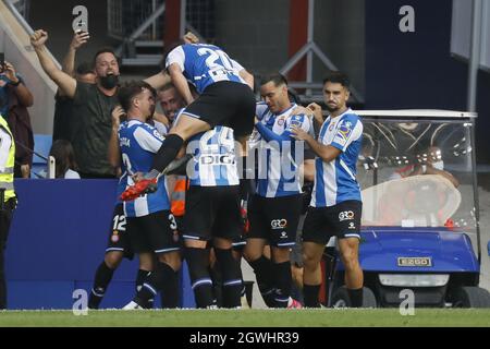 Cornella, Spagna. 03 ottobre 2021. Espanyol giocatori obiettivo di celebrazione durante, LaLiga Santander partita tra Espanyol e R. Madrid allo stadio RCDE di Cornella, Barcellona, Spagna. Credit: SPP Sport Press Photo. /Alamy Live News Foto Stock