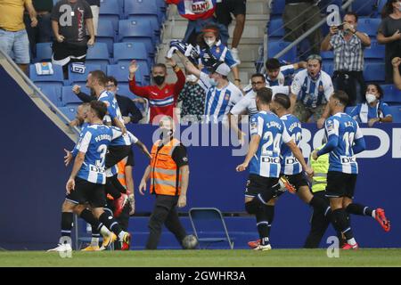 Cornella, Spagna. 03 ottobre 2021. Espanyol giocatori obiettivo di celebrazione durante, LaLiga Santander partita tra Espanyol e R. Madrid allo stadio RCDE di Cornella, Barcellona, Spagna. Credit: SPP Sport Press Photo. /Alamy Live News Foto Stock