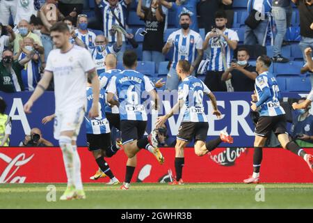 Cornella, Spagna. 03 ottobre 2021. Espanyol giocatori obiettivo di celebrazione durante, LaLiga Santander partita tra Espanyol e R. Madrid allo stadio RCDE di Cornella, Barcellona, Spagna. Credit: SPP Sport Press Photo. /Alamy Live News Foto Stock