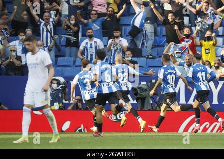 Cornella, Spagna. 03 ottobre 2021. Espanyol giocatori obiettivo di celebrazione durante, LaLiga Santander partita tra Espanyol e R. Madrid allo stadio RCDE di Cornella, Barcellona, Spagna. Credit: SPP Sport Press Photo. /Alamy Live News Foto Stock