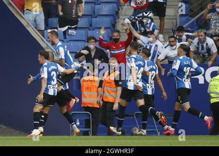 Cornella, Spagna. 03 ottobre 2021. Espanyol giocatori obiettivo di celebrazione durante, LaLiga Santander partita tra Espanyol e R. Madrid allo stadio RCDE di Cornella, Barcellona, Spagna. Credit: SPP Sport Press Photo. /Alamy Live News Foto Stock