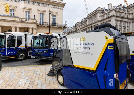 Veolia Dennis veicoli elettrici di smaltimento rifiuti e spazzatrice stradale per City of Westminster Clean Streets, esposizione a Pall Mall, centro di Londra Foto Stock