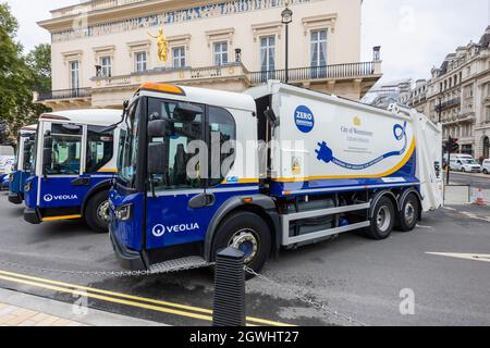 Veicoli elettrici Dennis per lo smaltimento dei rifiuti per le strade pulite della città di Westminster da Veolia in mostra a Pall Mall, nel centro di Londra Foto Stock