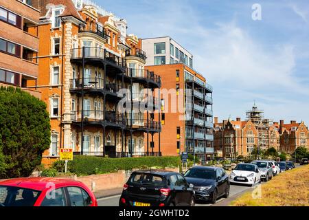 Felixstowe Suffolk UK Settembre 17 2021: Il vecchio Cliff Hotel sul lungomare di Felixstowe che è stato convertito in appartamenti di lusso tra cui un tetto Foto Stock