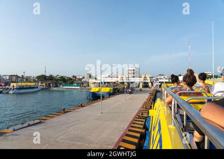 Isla Mujeres, Messico - 13 settembre 2021: Vista del porto dei traghetti con la barca Ultramar a Isla Mujeres, Cancun, Messico Foto Stock