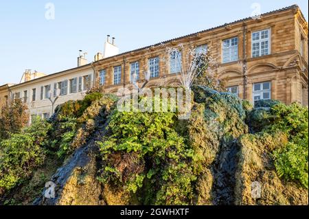 Una fontana di muschio al Cours Mirabeau, Aix-en-Provence, Francia meridionale Foto Stock