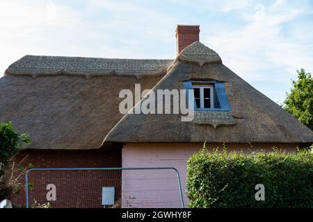 Un piccolo bungalow in fase di ristrutturazione, il tetto si sta preparando per i nuovi proprietari di muoversi in Foto Stock