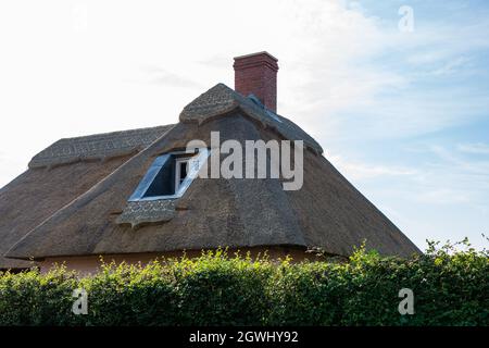 Un piccolo bungalow in fase di ristrutturazione, il tetto si sta preparando per i nuovi proprietari di muoversi in Foto Stock