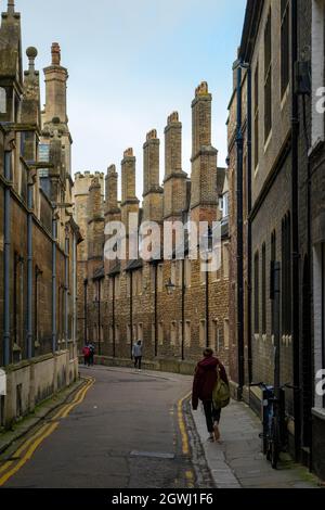 Facciata dello storico Trinity College Dorms con alti camini a Trinity Lane in Cambridge Inghilterra Foto Stock